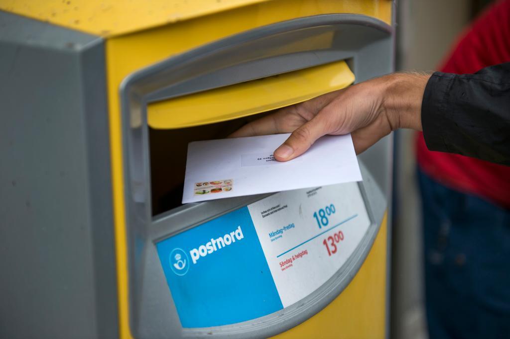 Påvens besök i södra Sverige kommer att försena Postnords arbete med att hämta och lämna brev och paket i områden som berörs av avspärrningar och stoppförbud.  (Foto: Emil Langvad/TT-arkivbild)