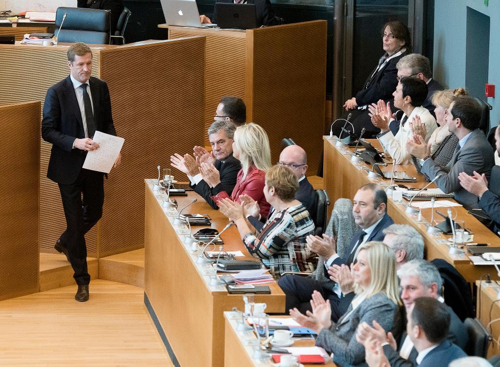 Den regionale regeringschefen Paul Magnette (tv) kommer till omröstningen i parlamentet där den belgiska regionen Vallonien nu har röstat ja till EU:s frihandelsavtal - Ceta - med Kanada. (Foto: Thierry Monasse /AP/TT)