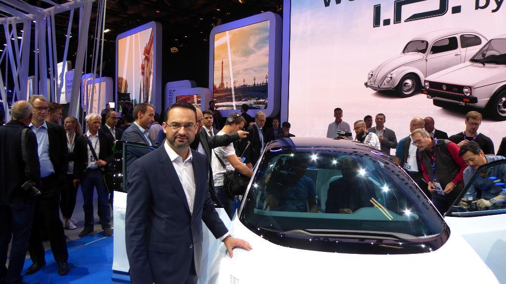 Christian Senger, chef för Volkswagens elbilsutveckling, på ett foto från bilmässan i Paris tidigare under hösten. Arkvibild.
(Björn Ewenfeldt/TT)
