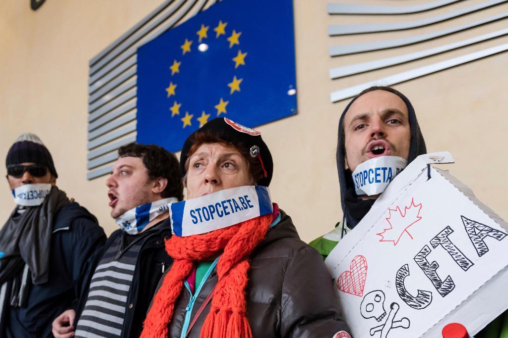 Demonstranter protesterar mot frihandelsavtalet Ceta utanför EU:s högkvarter i Bryssel.(Foto: Geert Vanden Wijngaert/AP/TT-arkivbild)