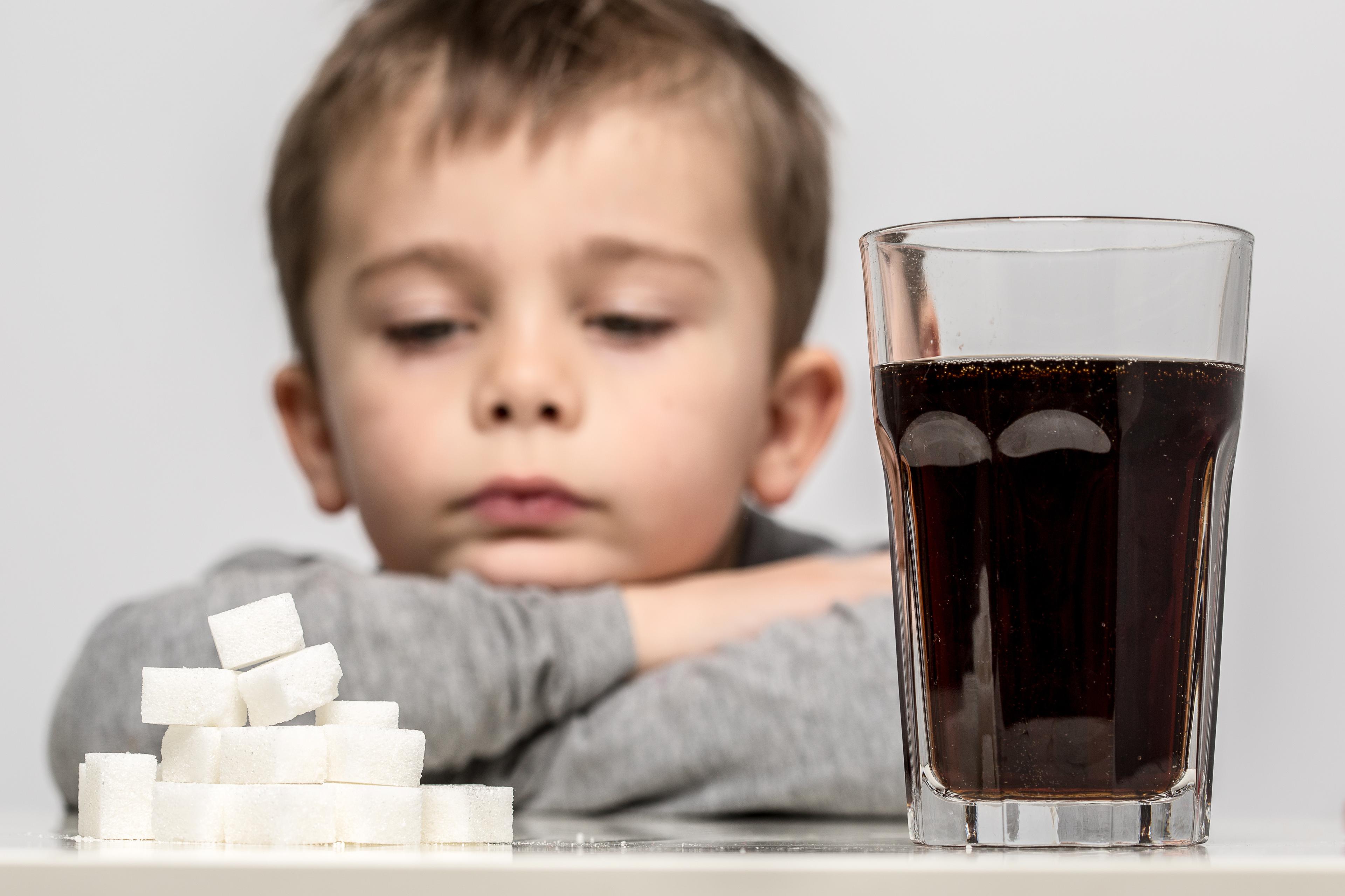 Svensken får fortfarande i sig nästan fem gånger mer socker än WHO’s rekommenderat dagliga intag.