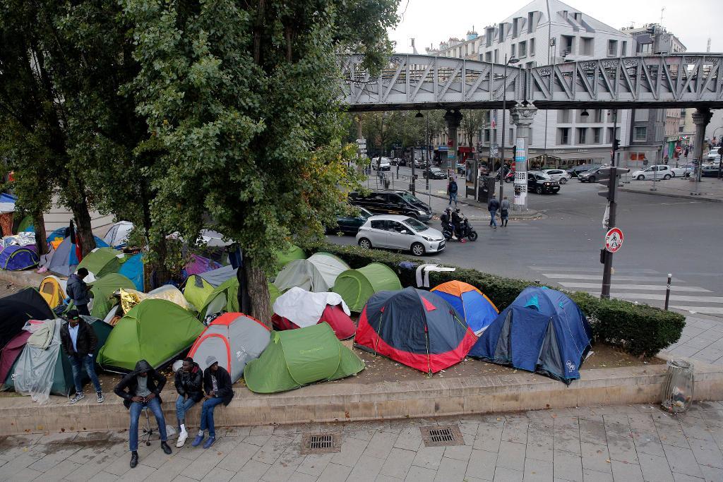 Antalet migranter som slagit läger på gatorna i Paris har ökat sedan "Djungeln" började tömmas. (Foto: Christophe Ena/AP/TT)