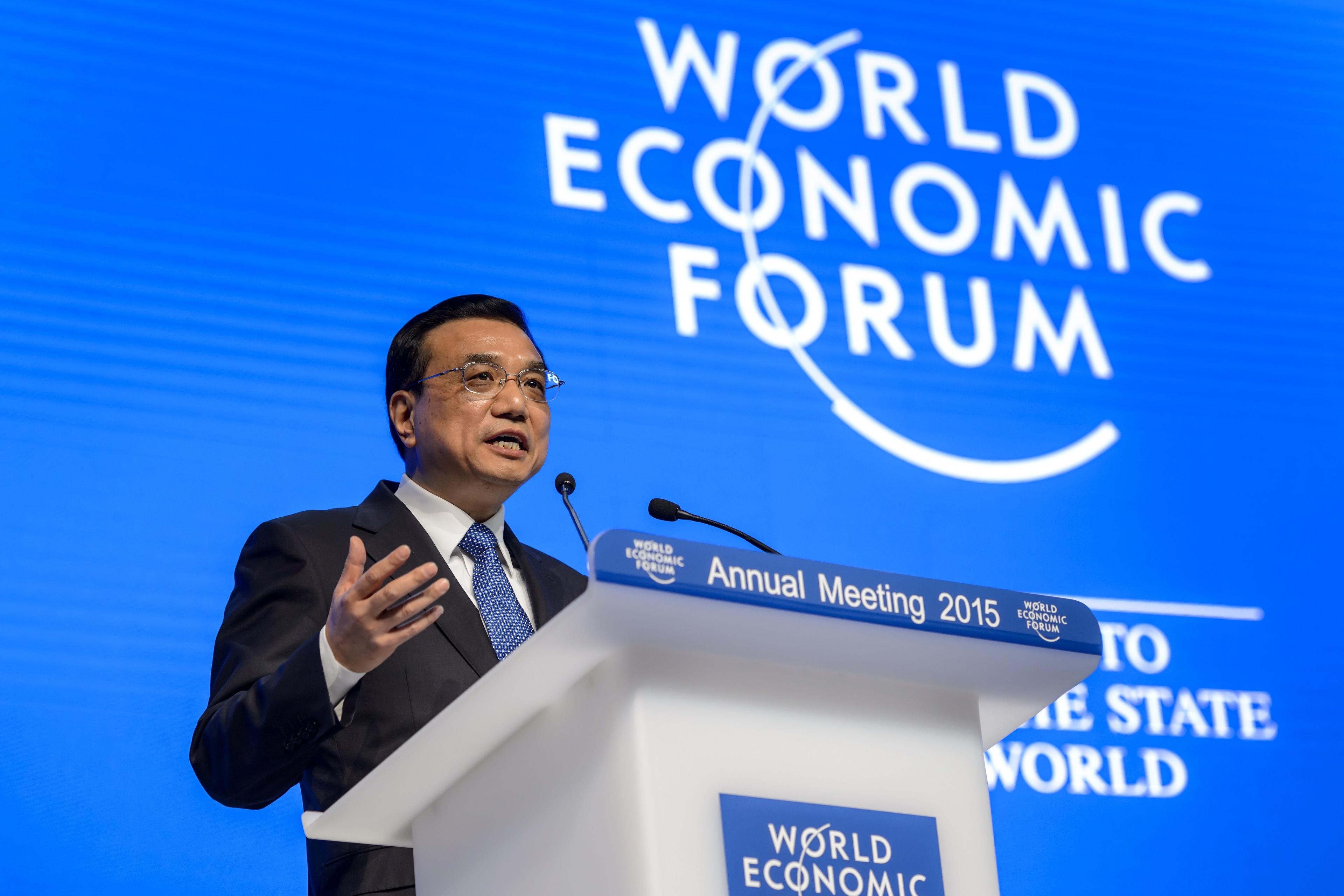Premiärminister Li Keqiang lovade öppnare dörrar och jämnare spelplan för utländska företag i Davos 2015, men de löftena anser inte The Economists skribent har infriats. (Foto: Fabrice Coffrini/AFP/Getty Images)