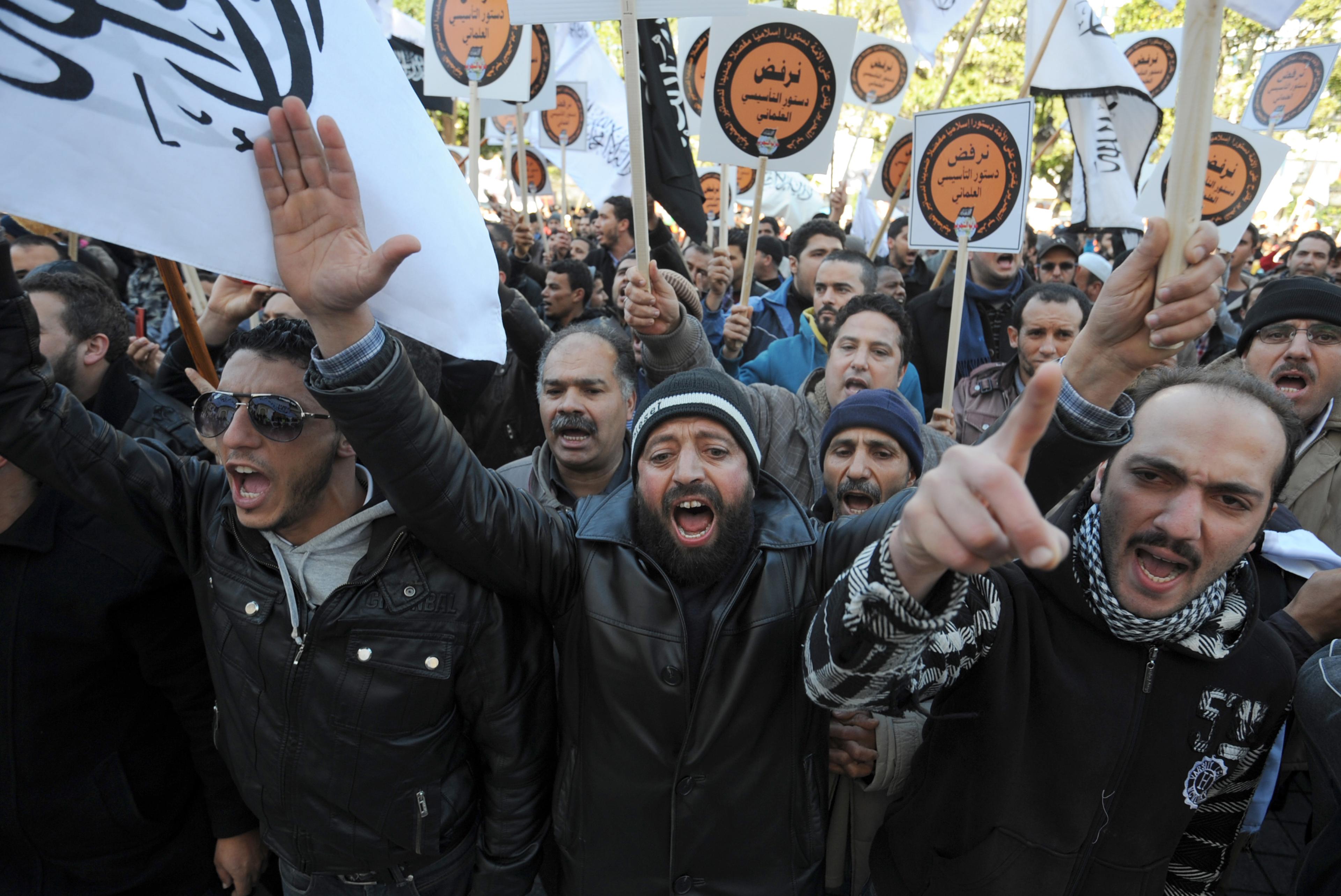 En demonstration i Tunisiens huvudstad Tunis 2014, som Hizb ut-Tahrir arrangerade. Demonstranterna ropar slogans mot den ett lagförslag som de ansåg vara sekulärt. (Foto: Fethi Belaid/AFP/Getty Images)