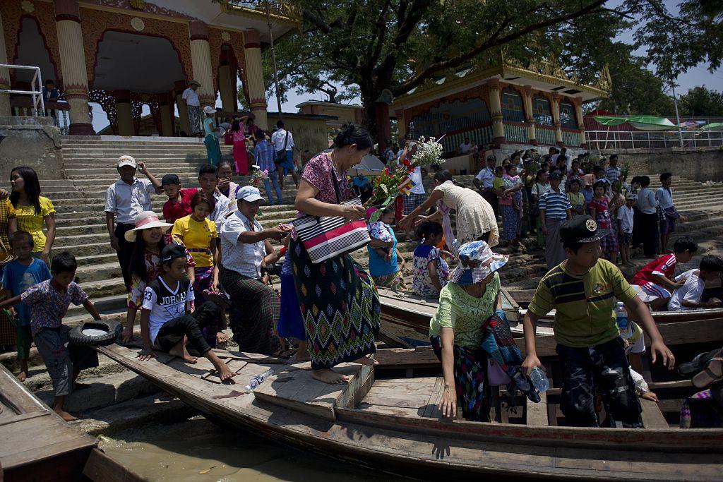 Olycksfärjan hade omkring 250 personer  ombord när båten, som var byggd för att klara omkring 100 personer, sjönk i lördags. Den liksom dessa små färjor, korsade en flod. (Foto: Ye Aung Thu /AFP/Getty Images)