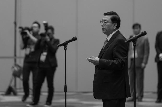 Zhang Dejiang, medlem av Politbyråns ständiga utskott i Hongkong den 19 maj 2016. Nu kritiseras kommunistpartiets Hongkong- och Macaokontor, som Zhang är högste ansvarige för, av partiets fruktade disciplininspektion. (Jerome Favre/AFP/Gettyy Images)