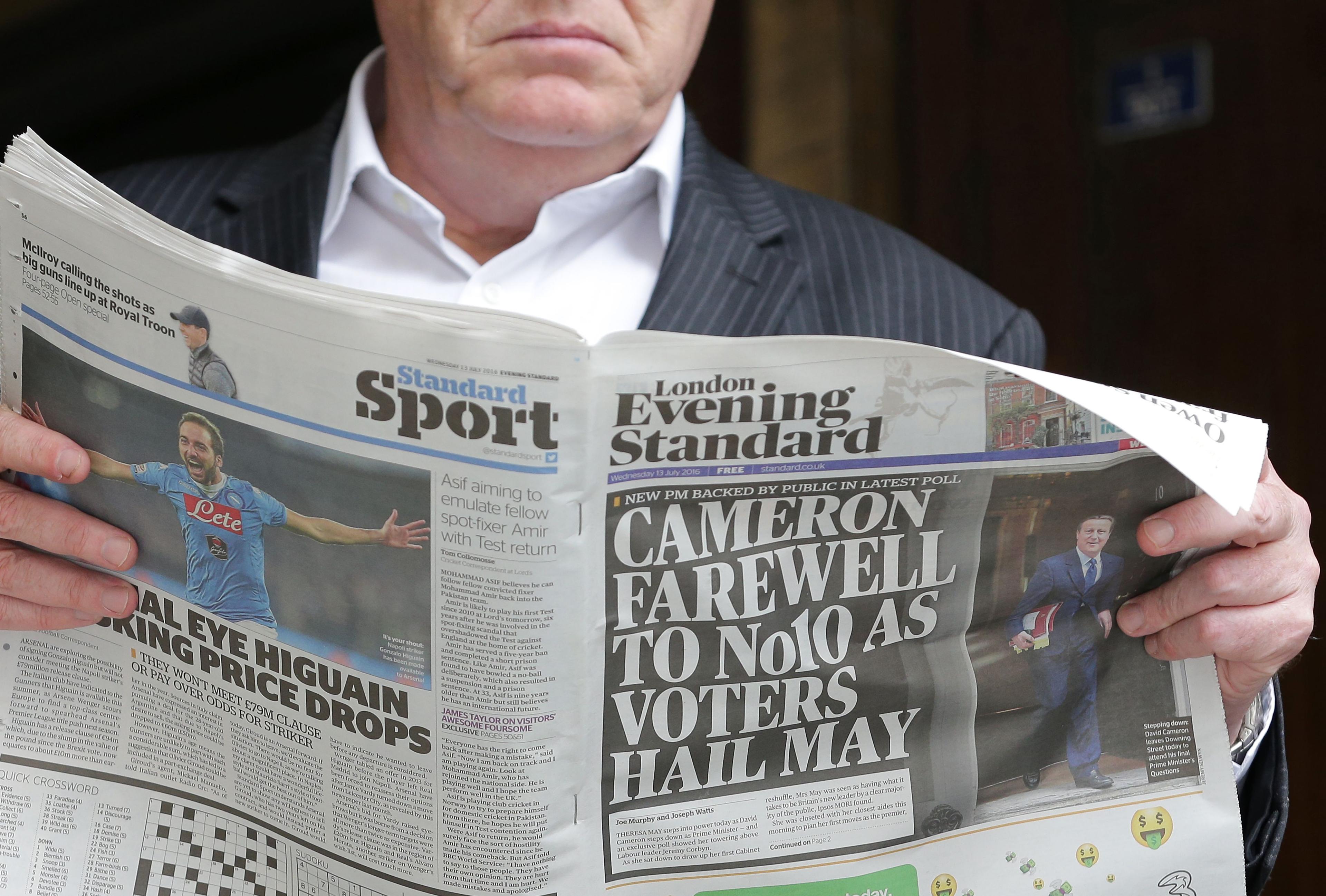 En man läser the Evening Standard i centrala London 13 juli 2016. ECRI vill att Storbritannien förbjuder tidningarna att röja om en terrorist är muslim. (Foto: Daniel Leal-Olivas/AFP/Getty Images)