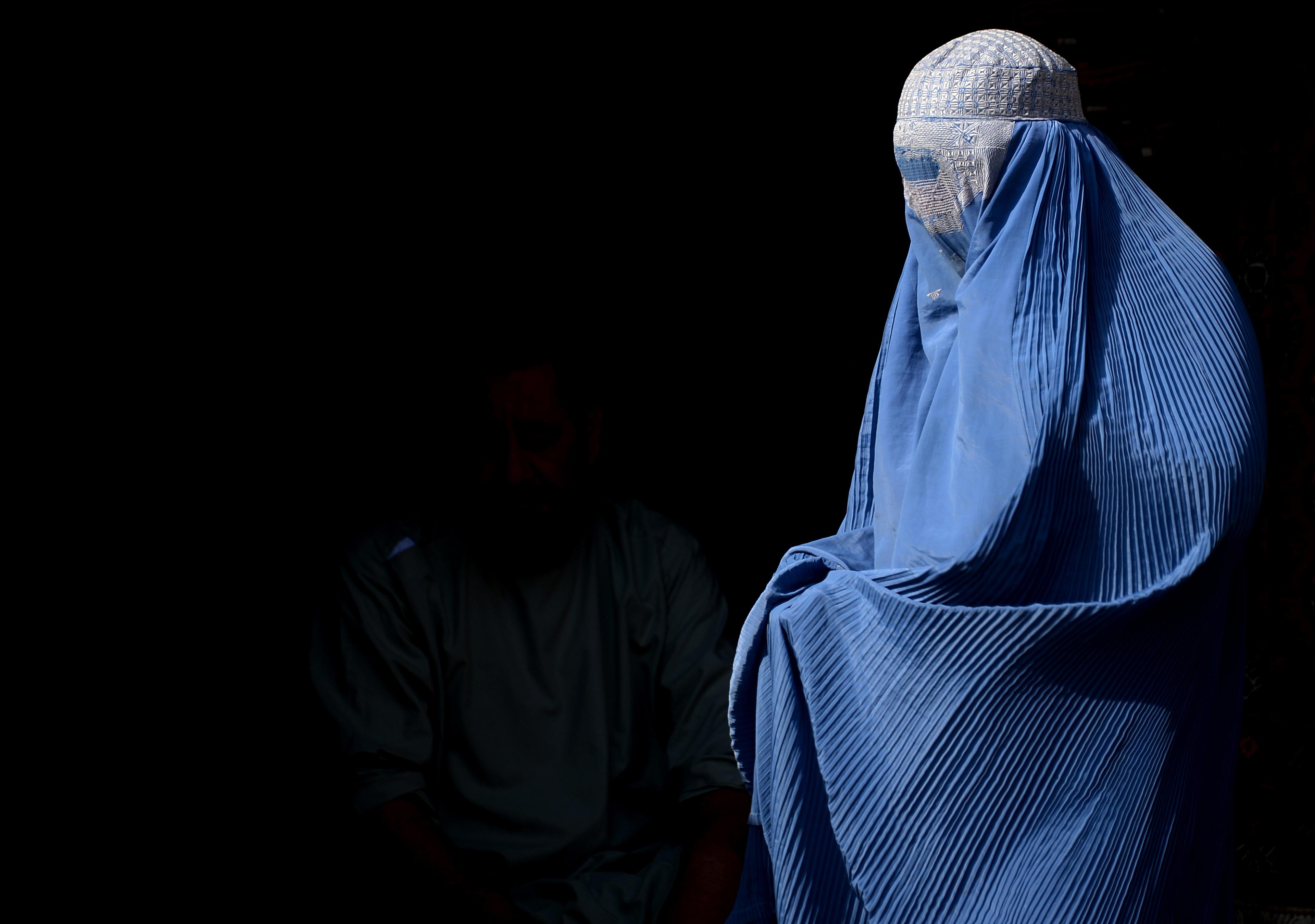 Den heltäckande burkan, som främst används av muslimska kvinnor i Afghanistan, har förbjuditis i fler europeiska länder. Nu planerar Norge ett förbud mot plagget i skolorna. (Foto: Aref Karimi/AFP/Getty Images)
