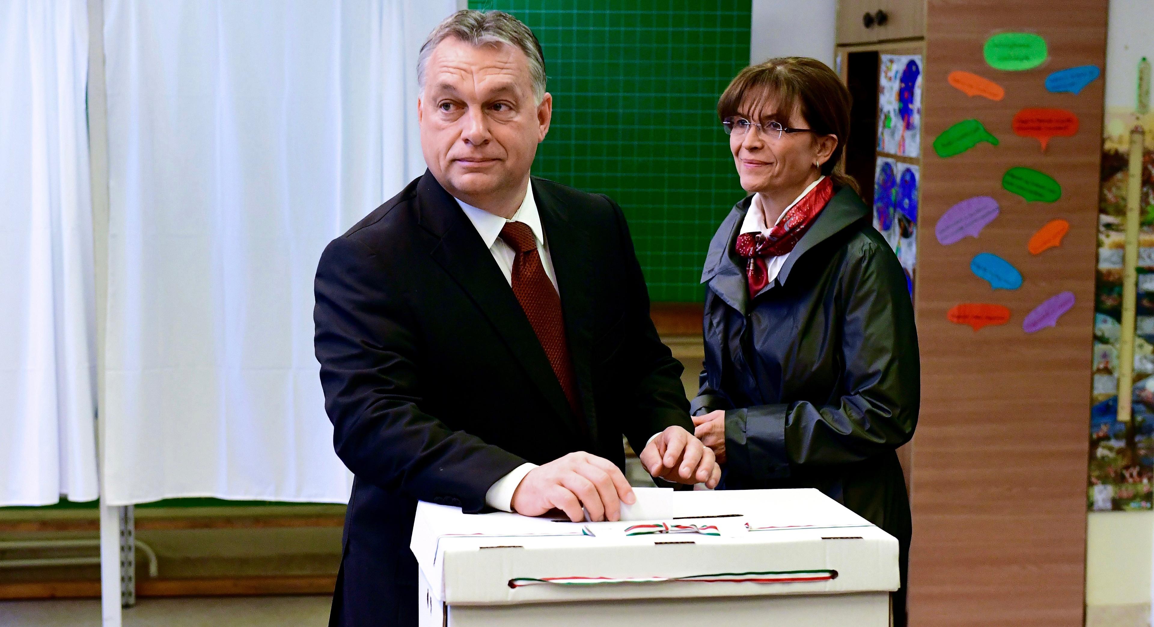 Ungerns premiärminister Viktor Orban (till vänster) vid valurnan tillsammans med sin fru Aniko Levai i Budapest den 2 oktober 2016. Valresultatet blev ogiltigt på grund av lågt valdeltagande. (Foto: Attila Kisbenedek/AFP/Getty Images)