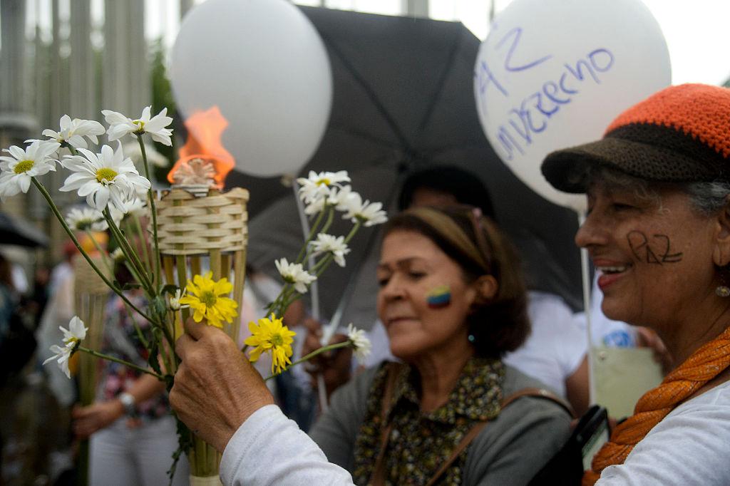 Demonstranter i Bogotá är ute för att stödja fredsuppgörelsen mellan Colombia och Farc. (Foto: Raul Arboleda /AFP/Getty Images)