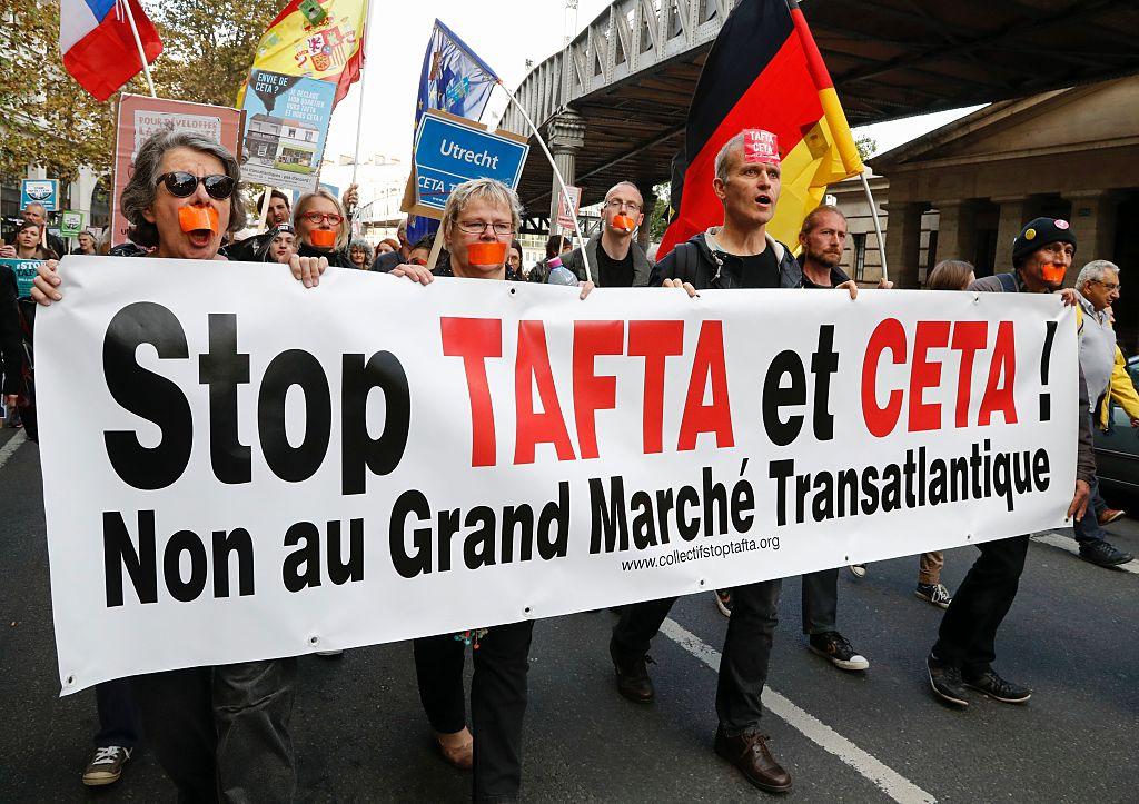 Demonstration i Paris mot de transatlantiska handelsavtalen Tafta (TTIP) och Ceta mellan EU, Kanada och USA. (Foto: Francois Guillot /AFP/Getty Images)