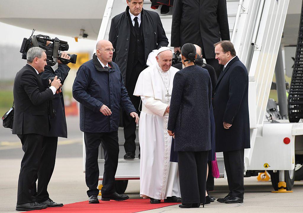 Påven Franciskus togs emot av bland andra statsminister Stefan Löfven när han landade på svensk mark. (Foto: Jonathan Nackstrand /AFP/Getty Images)