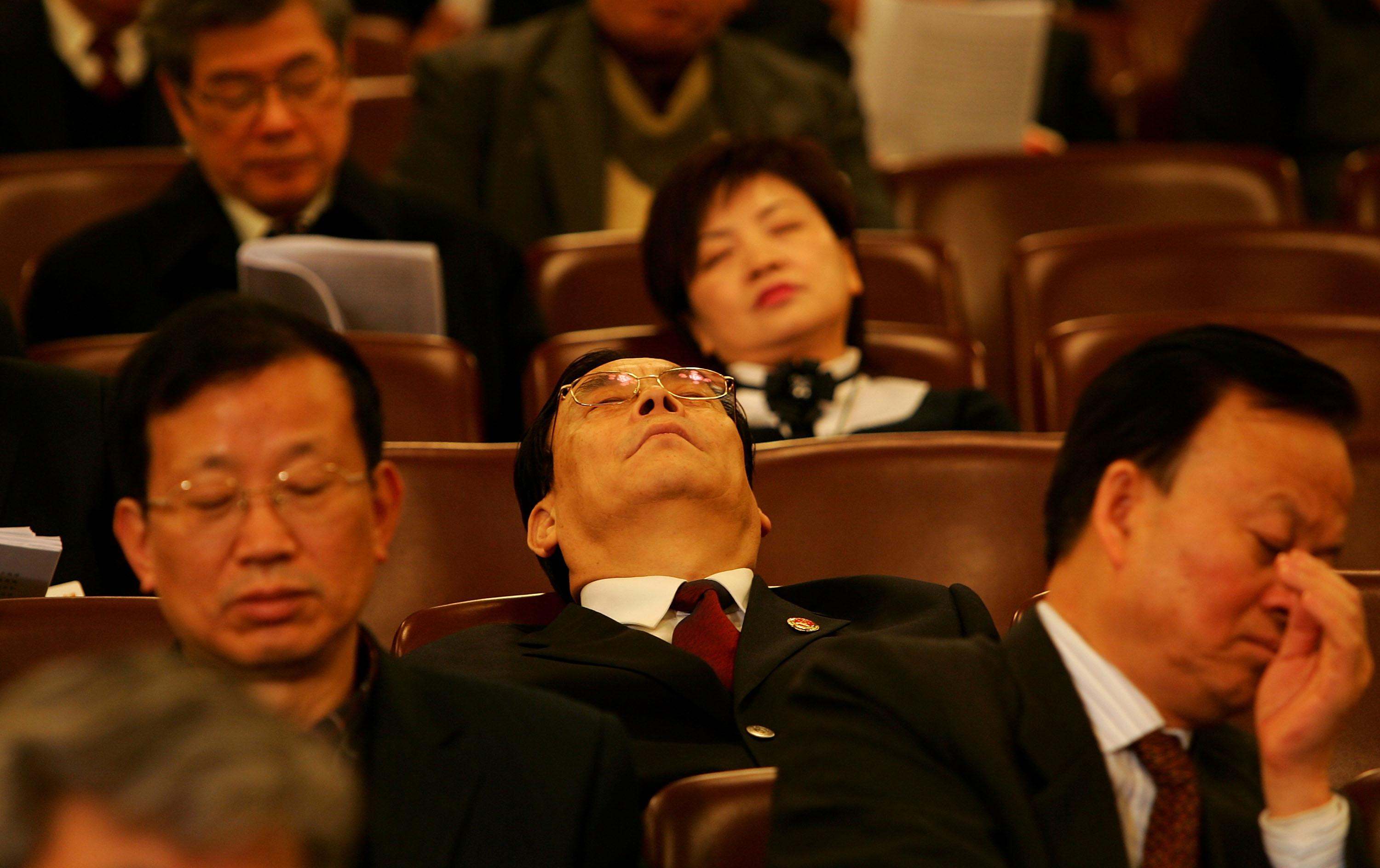 Det är inte alltid så lätt att hålla sig vaken under Nationella folkkongressens samlingar – inte ens för delegaterna. Bilden från Peking 2007. (Foto: Guang Niu/Getty Images)