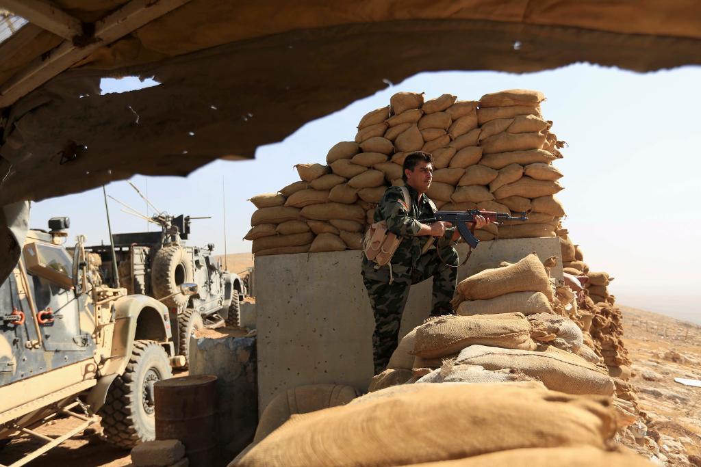 Human Rights Watch har tagit fram en rapport som belägger överträdelser från de svenskstödda kurdiska peshmergastyrkorna i samband med striderna mot IS. På bilden en peshmergakrigare utanför staden Bartella, 15 kilometer från Mosul. (Foto: Khalid Mohammed)