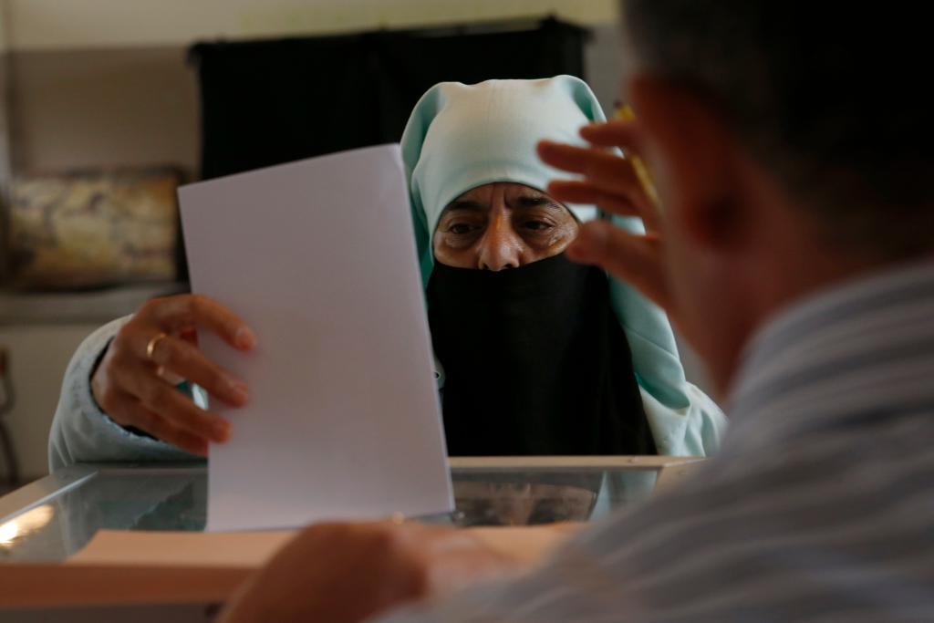 En marockansk väljare lägger sin röst i Rabat. (Foto: Abdeljalil Bounhar/AP/TT)