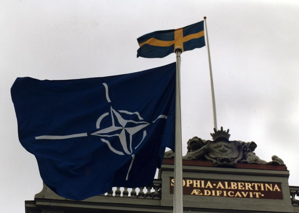 Ska Natoflaggan hissas i Sverige? Partiernas positioner är låsta i frågan om svenskt Natomedlemskap. Arkivbild. (Foto: Hans T Dahlskog)