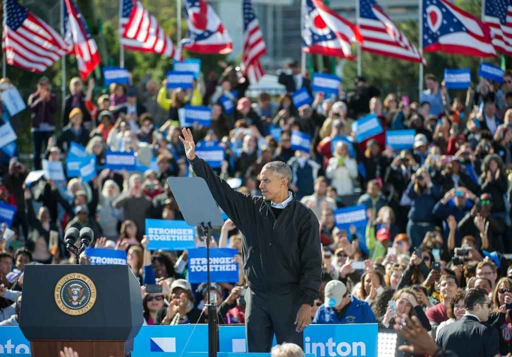 President Barack Obama vid fredagens kampanjmöte för den demokratiske presidentkandidaten Hillary Clinton i Cleveland, Ohio. (Foto: Phil Long/AP/TT)