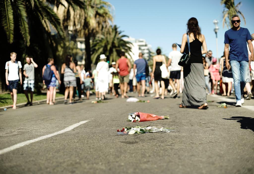 Blommor ligger på den blodfläckade marken efter attentatet i Nice i juli. Arkivbild. (Foto: Sebastian Lejon/TT)