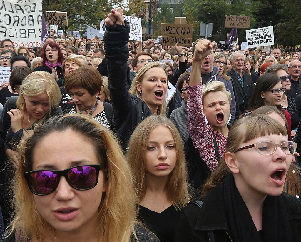 Tusentals människor samlades för att protestera mot en föreslagen skärpning av abortlagen i Polen. (Foto: Czarek Sokolowski/AP/TT)