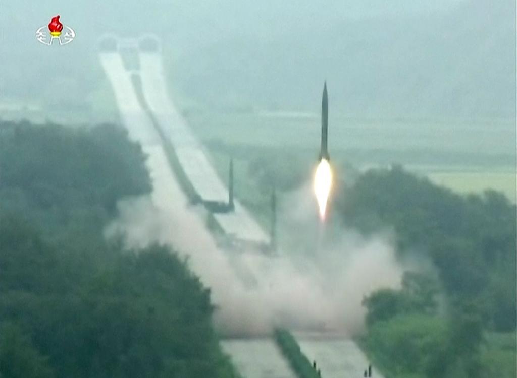 Nordkorea skjuter upp en medeldistansrobot i september. Arkivbild. (Foto: AP)