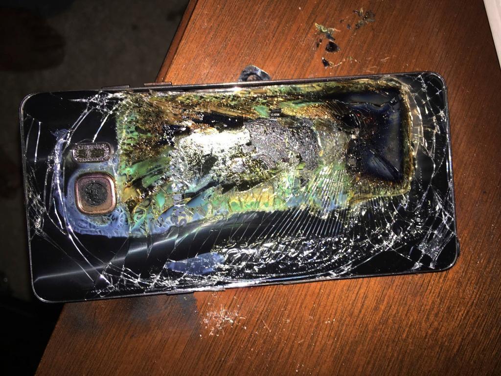 Telefoner som uppför sig så här - som Samsung Galaxy Note 7 - är inte lämpliga på flygplan i USA, meddelar amerikanska luftfartsmyndigheter. Ett förbud gäller från lördag. Arkivbild. (Foto: Shawn L. Minter/AP/TT)
