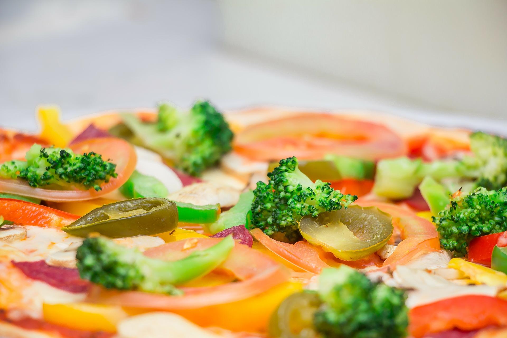 Att äta vegetariskt en eller flera gånger i veckan lockar fler svenskar. Butikerna påverkar med information och recept. (Foto: Pixabay)
