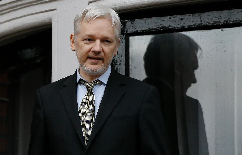 Julian Assange i samband med ett framträdande från balkongen vid Ecuadors ambassad i London i maj 2016. Arkivbild.
(Kirsty Wigglesworth/TT/AP)