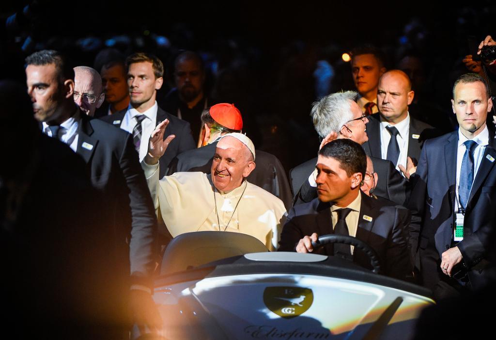 Påve Franciskus togs emot som en rockstjärna. (Foto: Emil Langvad/TT)