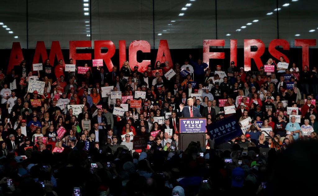 Republikanernas presidentkandidat Donald Trump talar i Warren i Michigan. Vid i princip varje kampanjmöte återupprepar han sitt löfte om att bygga en gränsmur mot Mexiko. (Foto: Carlos Osorio /AP/TT)