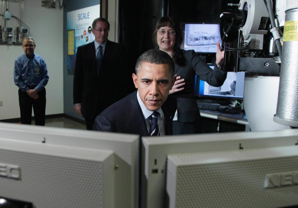President Barack Obama framför skärmarna. (Foto: AP/TT-arkivbild)