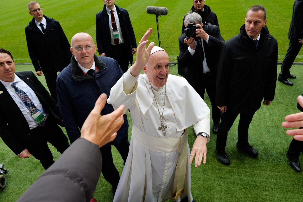 Påve Franciskus tog flera varv runt stadion och hälsade på och välsignade de många besökarna. (Foto: Jonas Ekströmer/TT)