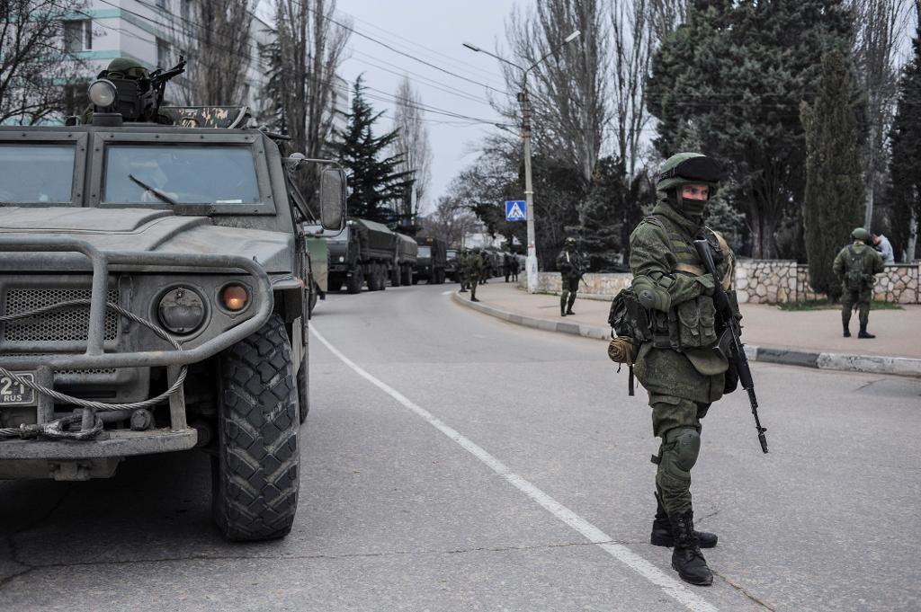 "Gröna män", styrkor utan beteckningar på uniformerna, står vakt i utkanten av Sevastopol i samband med den ryska annekteringen av Krim i mars 2014. (Foto: Andrew Lubimov /AP/TT)