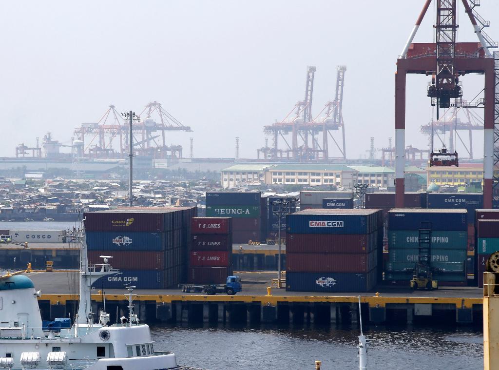 Nyanlända containrar lastas av i Manilas södra hamn. Filippinernas tillväxt går på högvarv och den svenska regeringen arbetar på att förbättra handelsrelationerna med landet. (Foto: Bullit Marquez/AP/TT-arkivbild)