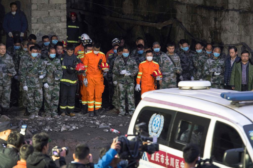 Räddningsarbetare sörjer de som omkom i en gruvexplosion i Kina. (Foto: Liu Chan)