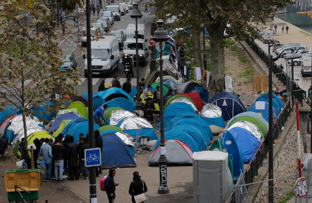 Nya tältläger har börjat växa upp i bland annat Paris efter att "Djungeln" i Calais tömdes och revs. (Foto: Christophe Ena/AP/TT)