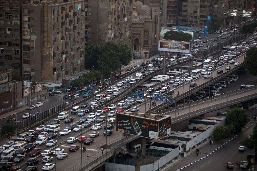Tät biltrafik i Kairo. Men Saudiarabien har stängt flödet av raffinerade oljeprodukter till Egypten. (Foto: Hassan Ammar/AP/TT)
