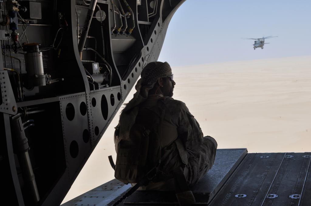 En soldat från Förenade arabemiraten i en transporthelikopter på väg från Saudiarabien till Jemen. Bilden är från i fjol. (Foto: Adam Schreck /AP/TT)