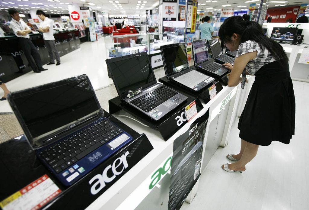En kvinna använder en dator i en butik i Kinas huvudstad Peking. (Foto: Greg Baker/AP/TT-arkivbild)