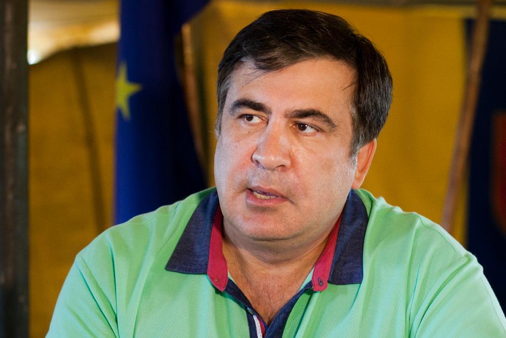 Georgiens förre president Micheil Saakasjvili avgår från jobbet som guvernör i Odessa i Ukraina. (Foto: Sergei Poliakov/AP/TT-arkivbild)