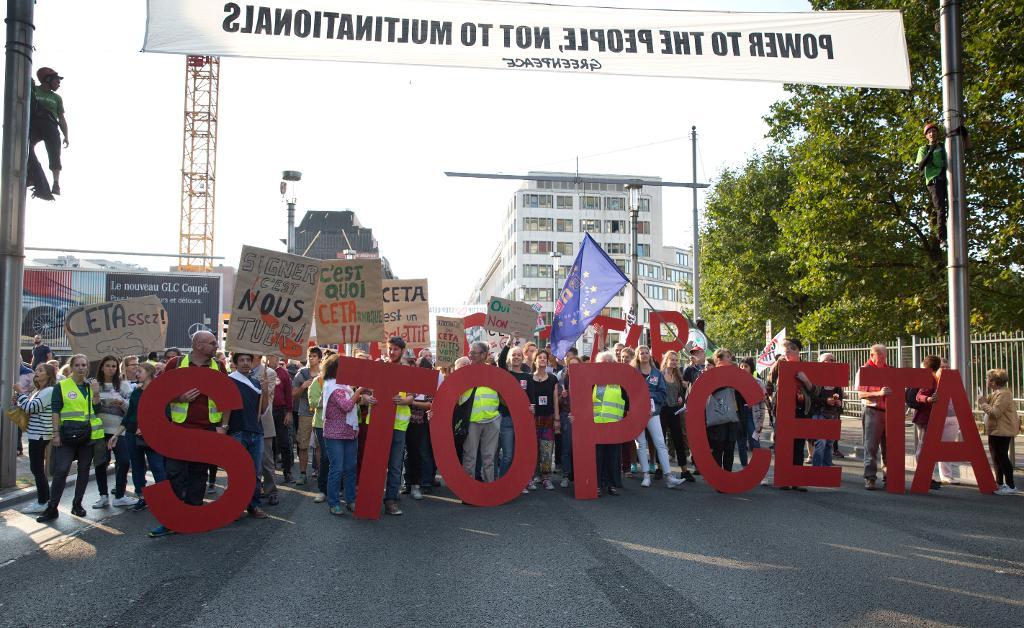 Nu växer protesterna mot frihandelsavtalet mellan EU och Kanada även i Nederländerna. Här en demonstration i Belgien. (Foto: Virginia Mayo -arkivbild)