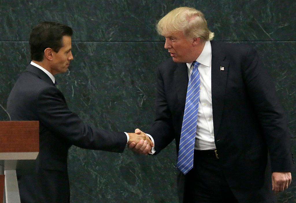Mexikos president Enrique Peña Nieto tillsammans med Donald Trump tidigare i år. (Foto: Marco Ugarte/AP/TT)