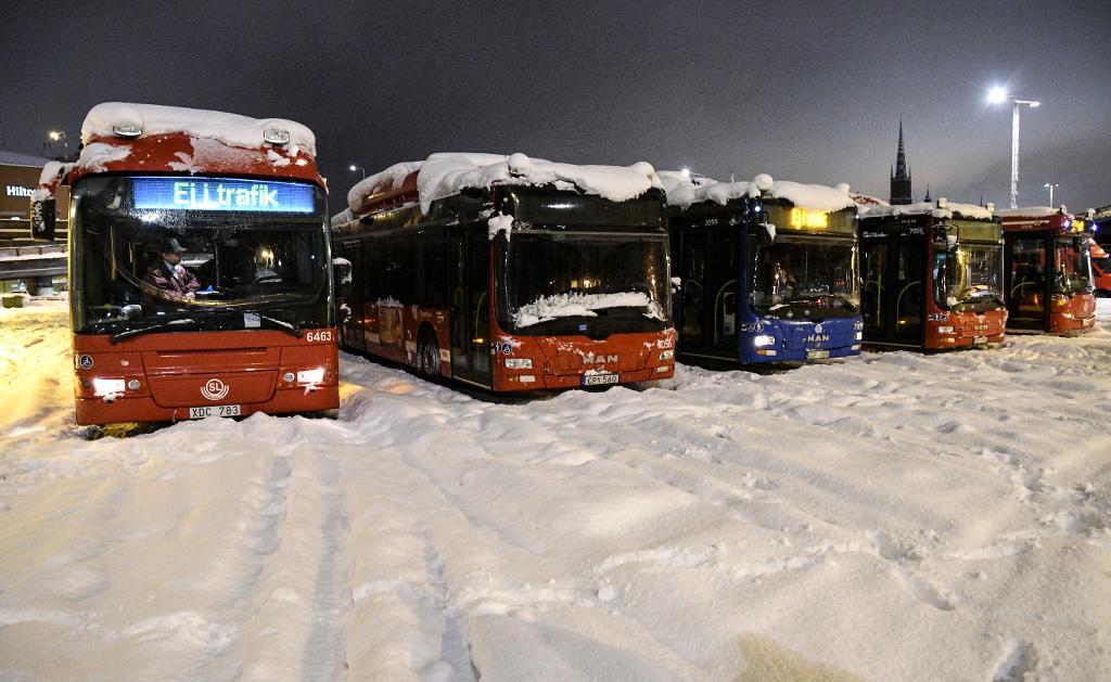 Busstrafiken i Stockholm slogs ut av snöfallet.
(Johan Nilsson / TT)