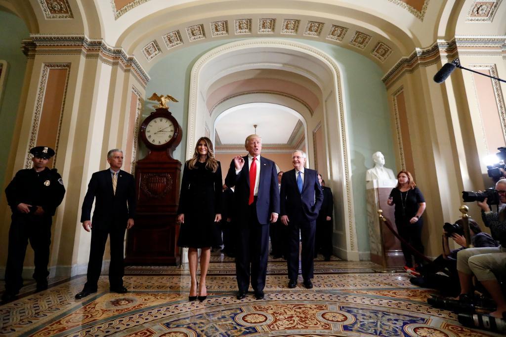 
Donald Trump, med hustrun Melania, träffade majoritetsledaren i senaten, republikanen Mitch McConnell, i Capitol Hill. (Foto: Alex Brandon/AP/TT)