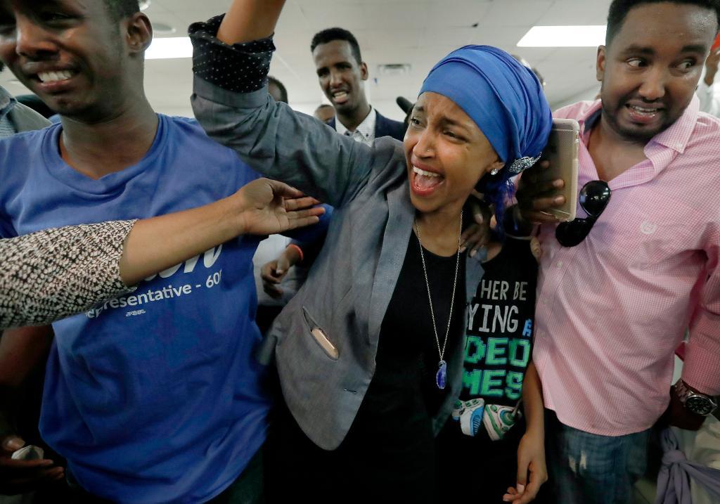 Ilhan Omar är den första amerikanen med somaliska rötter som väljs till en lagstiftande roll i USA. Bilden är från valrörelsen, i augusti.(Foto: Carlos Gonzalez/AP/TT)