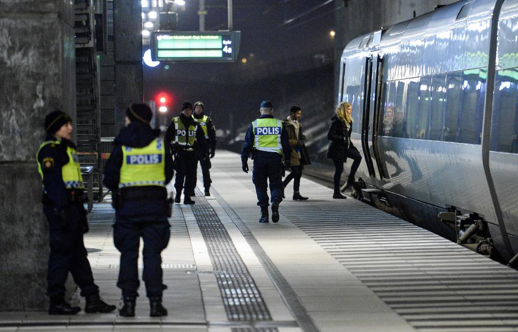 Polis på väg ombord på ett Öresundståg som stannat vid Hyllie station utanför Malmö för att genomföra gränskontroll. I dag beslutade regeringen att förlänga kontrollerna. (Foto: Johan Nilsson / TT.arkivbild)