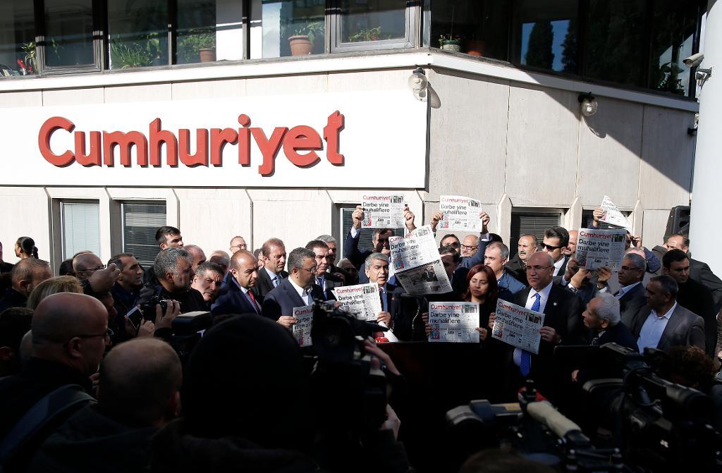 Journalister och oppositionspolitiker samlas utanför dagstidningen Cumhuriyet sedan flera av tidningens medarbetare gripits. (Foto: Emrah Gurel/AP-arkivbild)