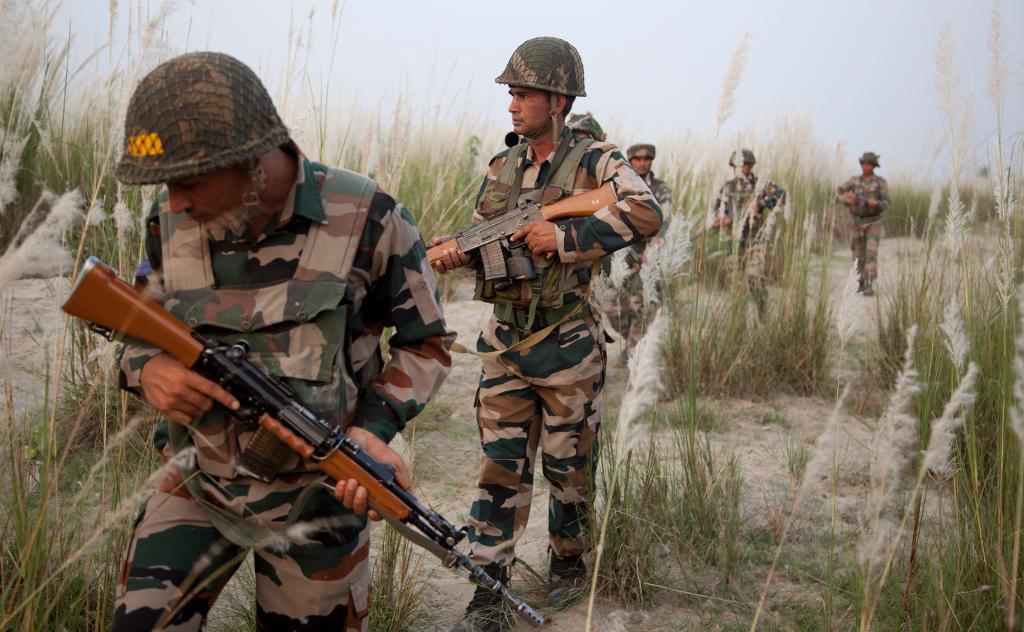 Indiska soldater patrullerar längs den kraftigt befästa kontrollinjen mellan Indien och Pakistan. (Foto: Channi Anand/AP/TT-arkivbild)