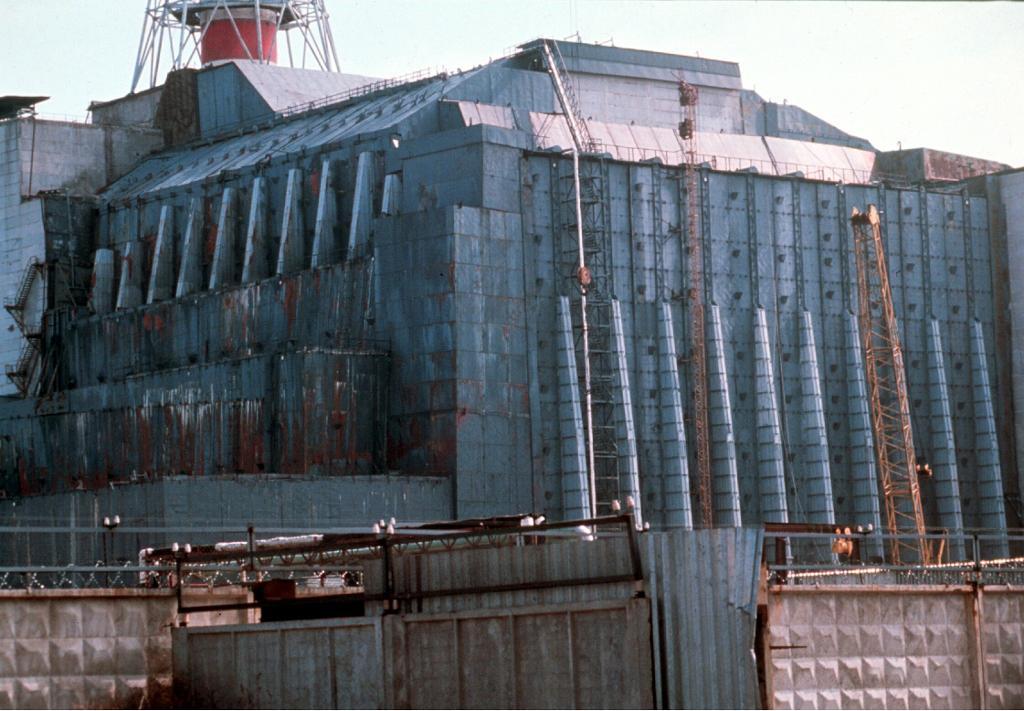 Den gamla sarkofagen som täcker den utbrända reaktor fyra i Tjernobyl ska nu omslutas av en ny säkerhetsisolering som är bland annat 108 meter hög och 36 000 ton tung. (Foto: Pressfoto/Scanpix Sverige-arkivbild)