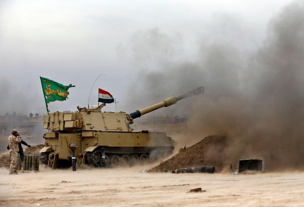 Irakisk artilleribeskjutning mot IS-ställningar i Mosul. (Foto: Hussein Malla/AP/TT)