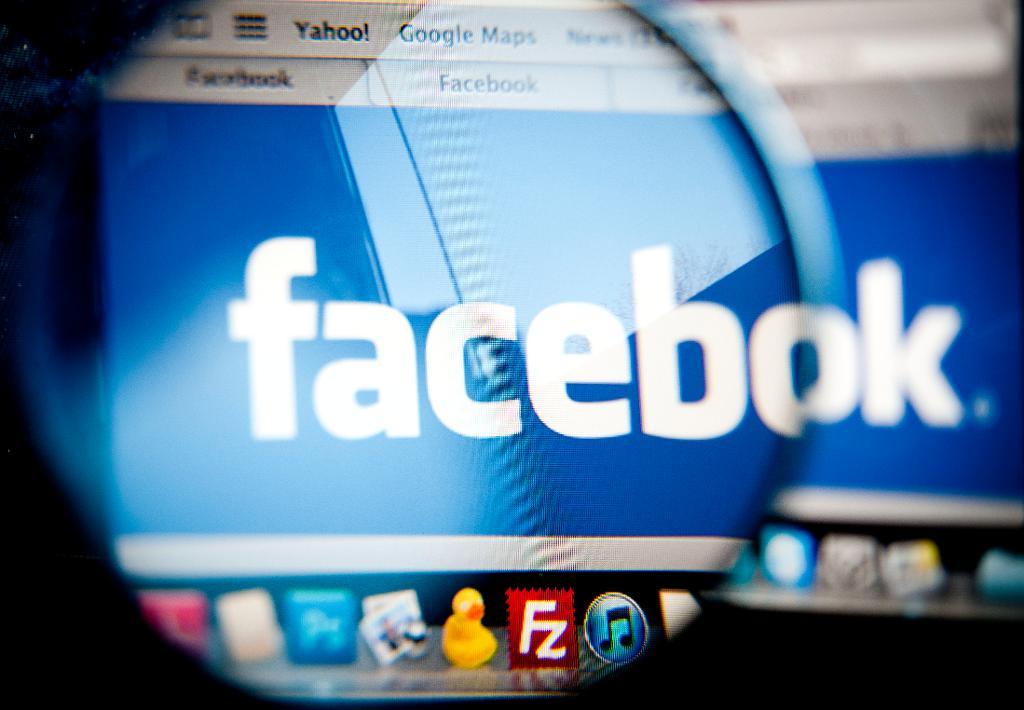 Facebook försöker strypa annonsintäkterna för sajter som sprider falska nyheter. (Foto: Timur Emek/AP/TT-arkivbild)